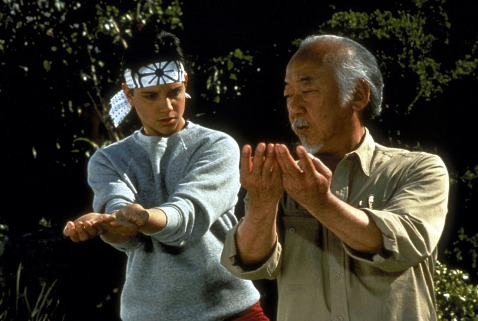 Das "Karate Kid" war eigentlich gar keins mehr: Ralph Macchio zählte schon 23 Lenze, als er den 15-jährigen Daniel spiele, der sich von seinem weisen Lehrer Miyagi (Noriyuki Morita) nicht nur Lektionen in Karate abholte, sondern auch in fernöstlicher Weisheit. (Bild: Kabel 1 / Columbia Pictures)