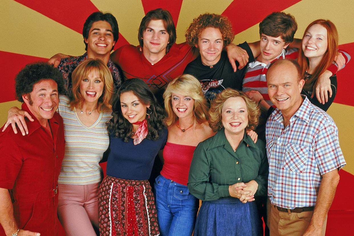 THAT '70S SHOW - Top row L-R: Wilmer Valderrama, Ashton Kutcher, Danny Masterson, Topher Grace, Laura Prepon. Center L-R: Don Stark, Tanya Roberts, Mila Kunis, Lisa Robin Kelly, Debra Jo Rupp, Kurtwood Smith. (Photo by FOX Image Collection via Getty Images)