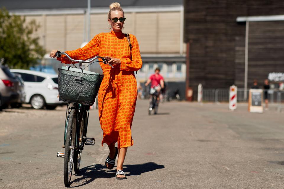 On assume la robe orange