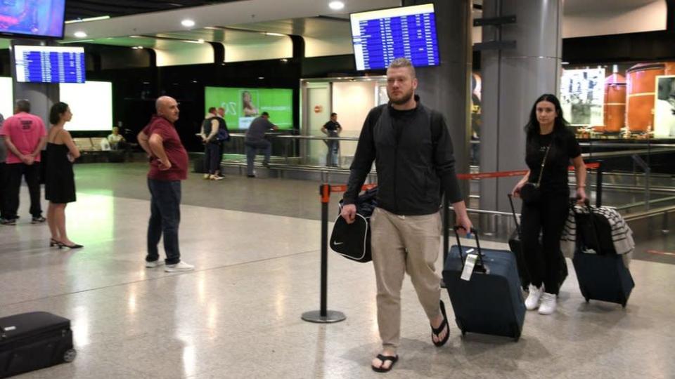Rusos llegan al aeropuerto Zvartnots de Ereván, Armenia, el 21 de septiembre de 2022