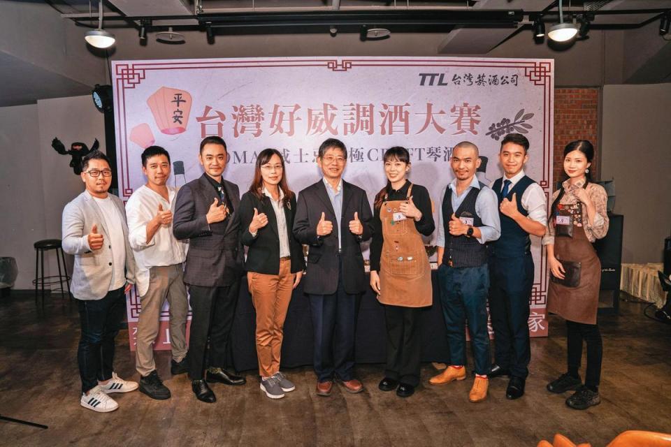 TTL首度主辦調酒比賽「台灣好威」，會後專業組前三名選手與評審們合照。