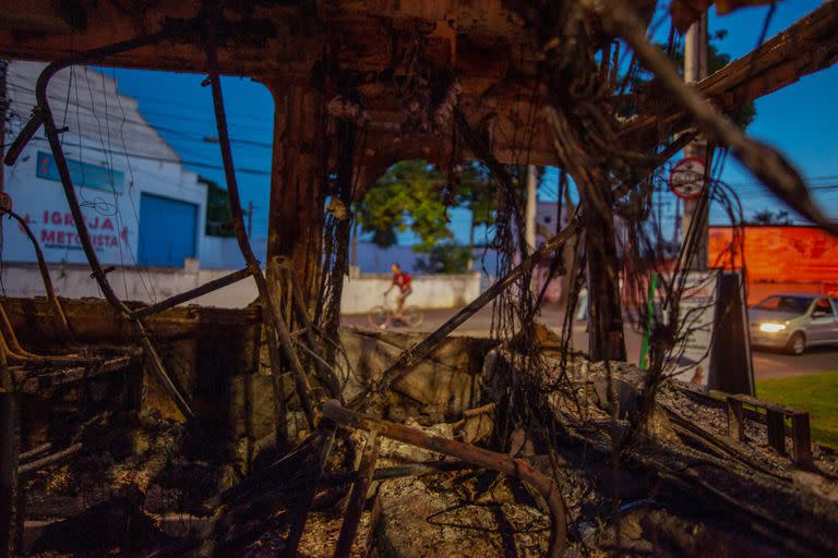 Un ómnibus incendiado en Recreio dos Bandeirantes, en el oeste de Río de Janeiro. (BRUNO KAIUCA / AFP)