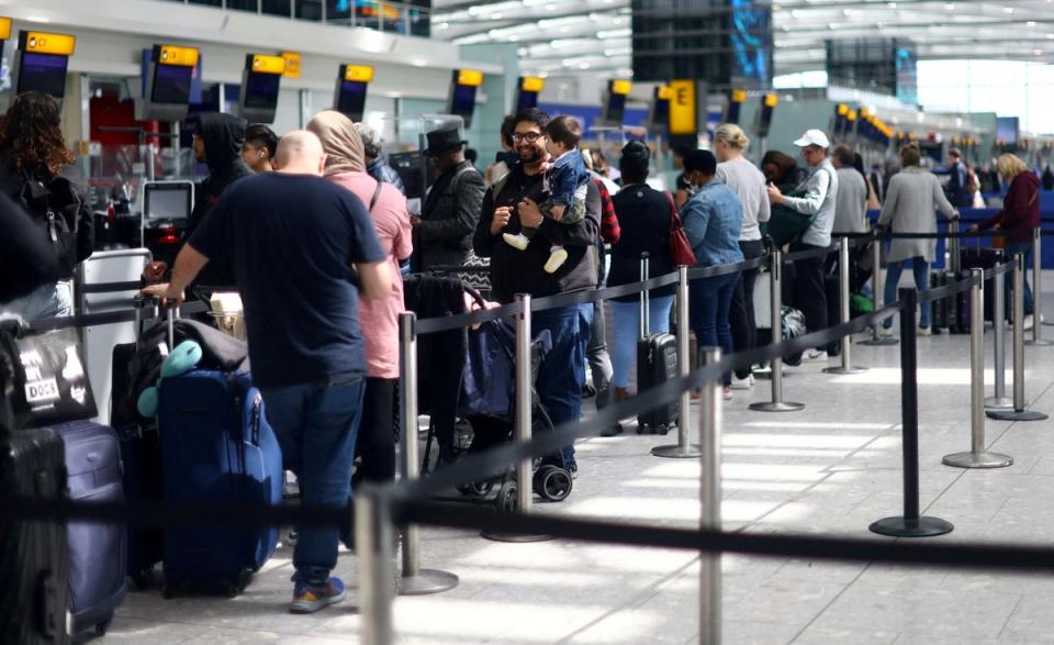 Los pasajeros hacen cola para facturar en la Terminal 5 del aeropuerto de Heathrow, en Londres (REUTERS)