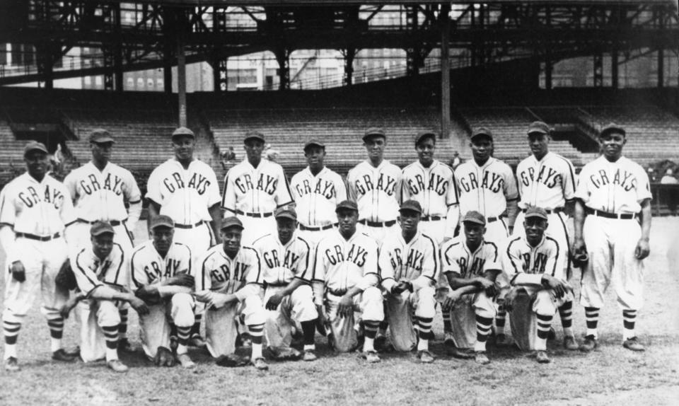 De Homestead Greys poseren voor een teamfoto in hun thuispark, Forbes Field in Pittsburgh, in 1942. (Mark Rucker/Transcendental Graphics, Getty Images)