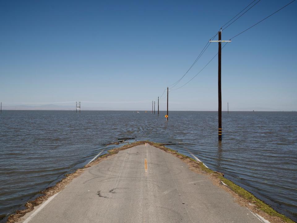 El agua del lago Tulare que resurgió cubre un camino en Helm Corner (EPA)