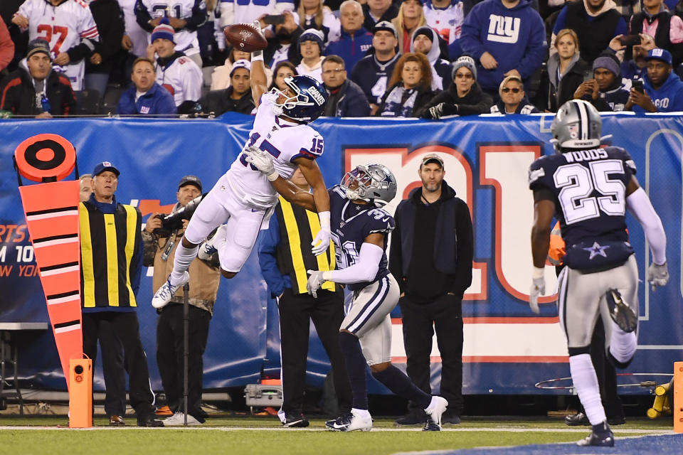 EAST RUTHERFORD, NEW JERSEY - NOVEMBER 04: Golden Tate #15 of the New York Giants leaps into the air for a catch to give the Giants some yardage during the second quarter of the game against the Dallas Cowboys at MetLife Stadium on November 04, 2019 in East Rutherford, New Jersey. (Photo by Sarah Stier/Getty Images)