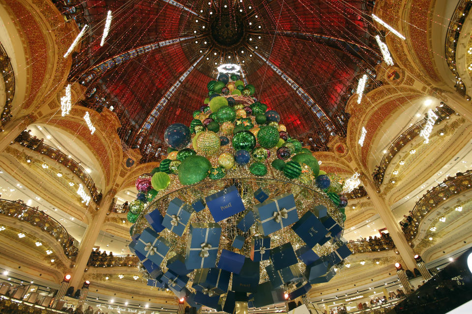 <p>Ein echter Verwandlungskünstler ist der Weihnachtsbaum im Einkaufszentrum “Les Galeries Lafayette” in Paris. Denn jedes Jahr überrascht der schmucke Hingucker das Publikum mit einem neuen Gewand. Mal steht er auf dem Kopf, mal besteht er komplett aus Süßigkeiten. 2018 entschied man sich für XXL-Weihnachtskugeln in Grün und Blau und großen Geschenkkartons am Fuße des Baumes, die der Luxus-Juwelier Piaget beisteuerte. Ob es darin auch so schön funkelt wie am Weihnachtsbaum, lässt sich wiederum nur erahnen. (Bild: Getty Images) </p>