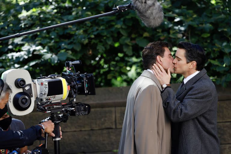 El beso de ficción entre Bradley Cooper y Matt Bomer