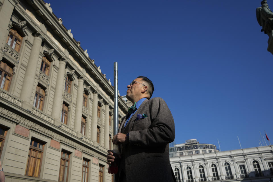 Nacido en Chile y adoptado en Estados Unidos, el marino Jimmy Thyden González llega a la Corte Suprema para presentar una denuncia penal contra el gobierno chileno por secuestro de niños, una práctica generalizada que se extendió por décadas, en Santiago, Chile, el lunes 1 de julio de 2024. (AP Foto/Esteban Félix)