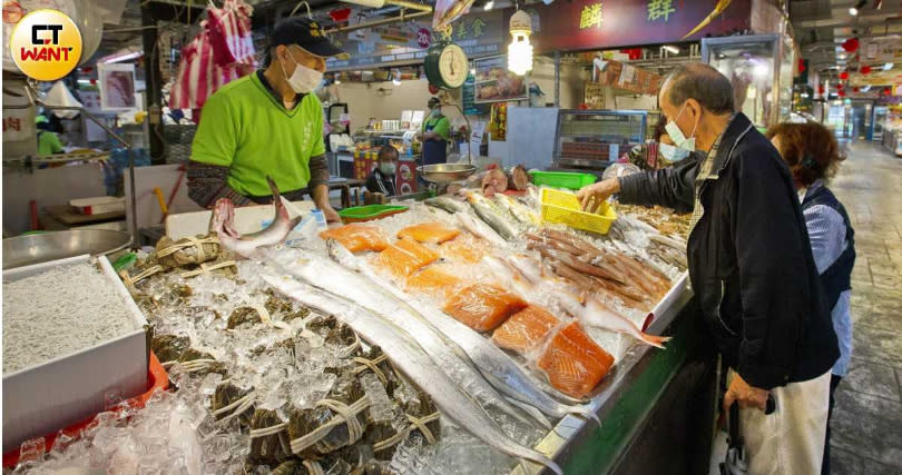 海鮮類食物含有豐富的鋅與硒，但若要吃到足量幾乎不可能，也會有膽固醇與重金屬疑慮。（圖／黃威彬攝）