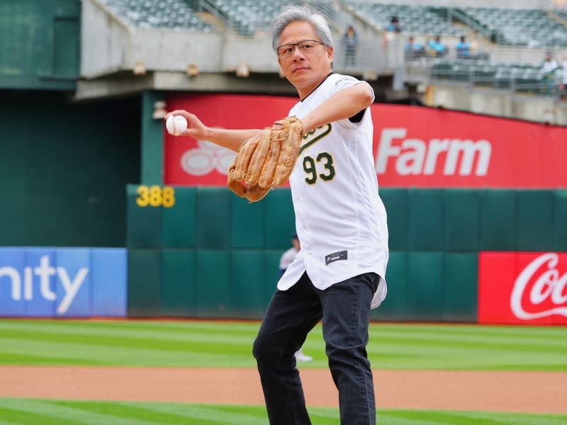 黃仁勳開球 輝達執行長黃仁勳今天為「舊金山台灣日」獻上人生 開球處女秀。球迷不時喊唱著Let’s go Jensen、Let’s  go Jensen。 （主辦單位提供） 中央社記者張欣瑜舊金山傳真 113年5月26日 