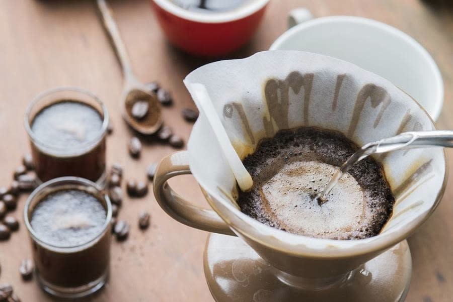 Piensa en los riñones como si fueran un filtro de café. Cuando lo preparas, el filtro evita el paso de los granos de café, pero permite el paso del agua. Los riñones hacen algo similar. Mantienen las cosas que necesitas dentro del cuerpo, pero filtran los desechos y el líquido adicional.