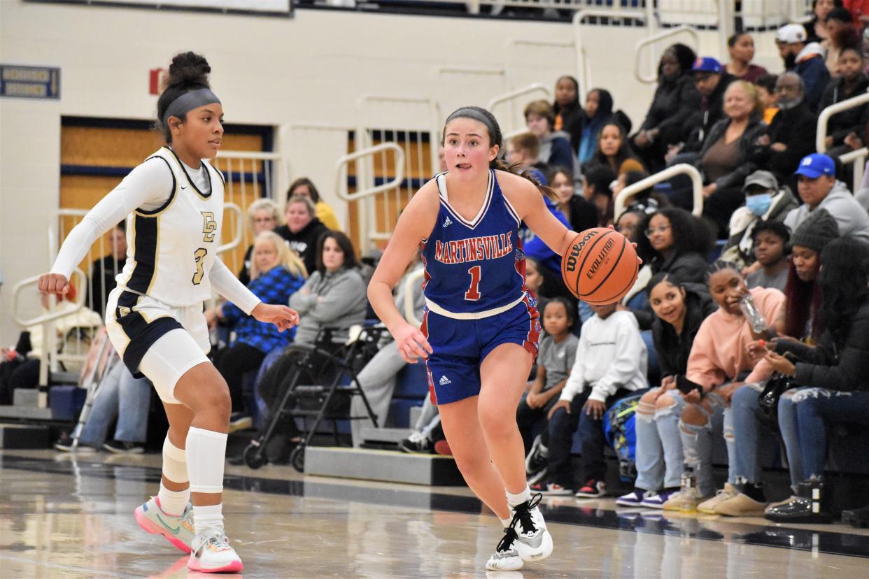 Martinsville's Marina Rautenkranz (1) drives the ball inside during the Artesians' matchup with Decatur Central on Jan. 6, 2023.