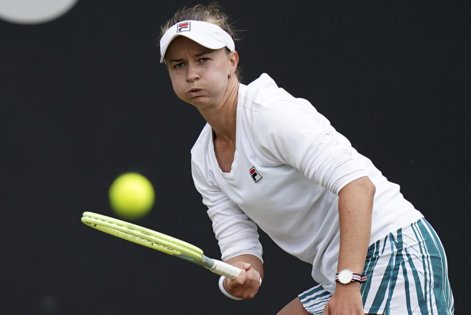 La checa Barbora Krejcikova frente a su compatriota Linda Fruhvirtova en los cuartos de final del Abierto de Birmingham el viernes 23 de junio del 2023. (Jacob King/PA via AP)