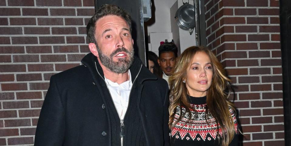 Ben Affleck y Jennifer Lopez caminan del brazo en Nueva York