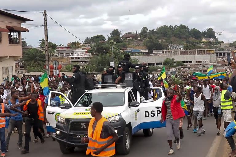 Partidarios del golpe de Estado festejan delante de la policía en Libreville, Gabón