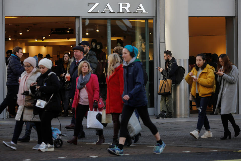 <p>La marca española de textil ha sido elegida como la más cool entre los jóvenes en la categoría de moda, obteniendo un <strong>23% de los votos.</strong><br>Foto: REUTERS/Simon Dawson </p>