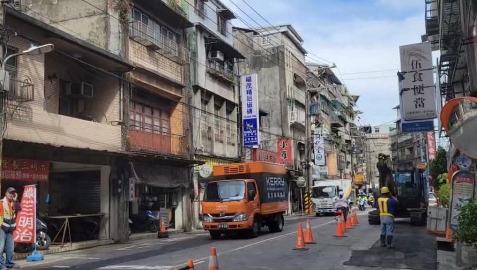 西定路管線年後挖挖挖，民眾怨聲載道。(記者王慕慈攝)