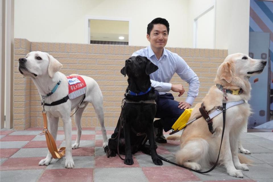 台北市長蔣萬安參訪廣慈衛福大樓，體驗身障者生活，並與導盲犬互動。（台北市政府提供／劉彥宜台北傳真）