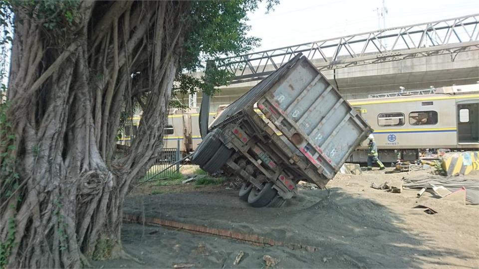 聯結車撞上台鐵列車。（圖／民視新聞翻攝）