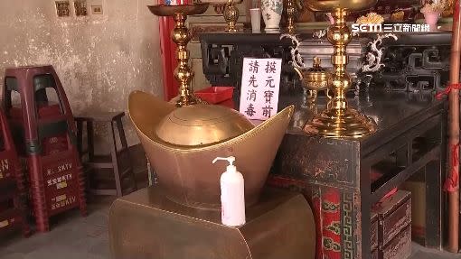 廟裡的金元寶也要消毒雙手後才能觸摸。
