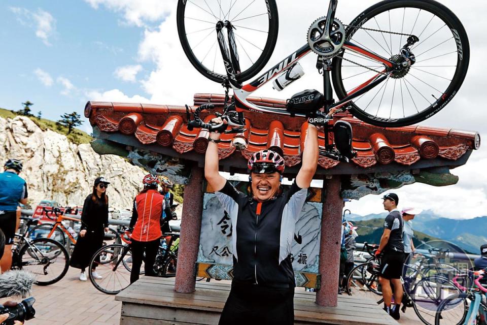 喜愛極限運動的劉柏園，過去二十多年完成超過10次單車環島，台灣百岳也已征服近20座。（劉柏園提供）