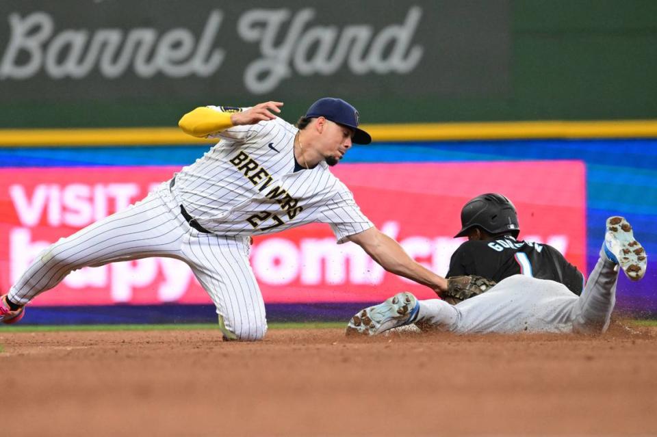 El torpedero de los Cerveceros Willy Adames (izq.) pone out a al jardinero de los Marlins Nick Gordon, en una jugada en el cuarto inning del partido celebrado el 28 de julio de 2024 en Milwaukee. Benny Sieu-USA TODAY Sports