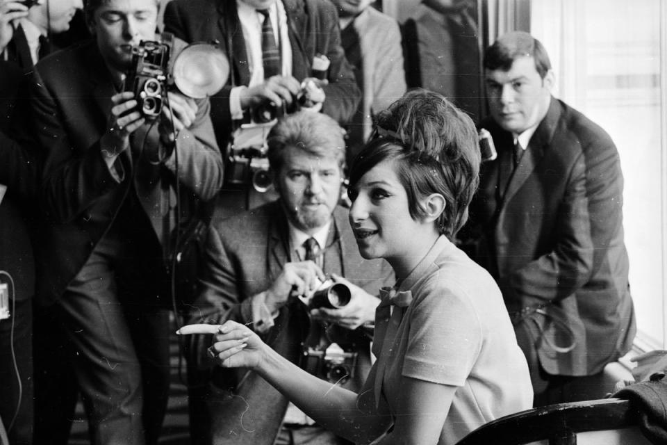 Streisand rodeada de fotógrafos de prensa en 1965 (Getty Images)