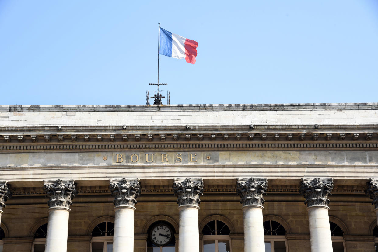 Paris (France): Palais Brongniart, Paris former Stock Exchange, with French tricolor flag. (Photo by: Apaydin A/Andia/Universal Images Group via Getty Images)