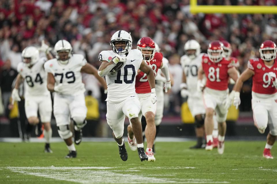 Jan.  Penn State Running Back Nicholas Singleton (10) läuft in der zweiten Hälfte des College-Football-Spiels Rose Bowl NCAA gegen Utah am 2. März 2023 in Pasadena, Kalifornien, auf die Endzone zu.  (AP Foto/Mark J. Terrill)