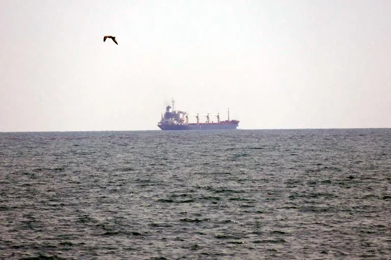 El buque de carga Razoni, con bandera de Sierra Leona y 26.000 toneladas de grano ucraniano a bordo, abandona el puerto de la región de Odessa.