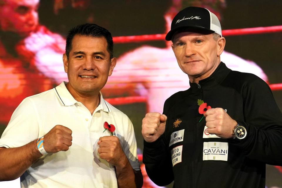 Marco Antonio Barrera et Ricky Hatton se rencontrent lors d'une exposition de boxe samedi soir (PA)