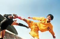 <b>Shaolin Kickers – Stephen Chow </b><br><br>Fouls können sehr schmerzhaft sein. Besonders, wenn die Spieler Kung Fu ebenso beherrschen wie Fußball. Der Hongkong-Film „Shaolin Kickers“ (2001) von Stephen Chow kreuzt Beides aufs Vergnüglichste. Hier sind die Spieler Kickers im vollen Wortsinn – jede Menge Spezialeffekte inklusive.