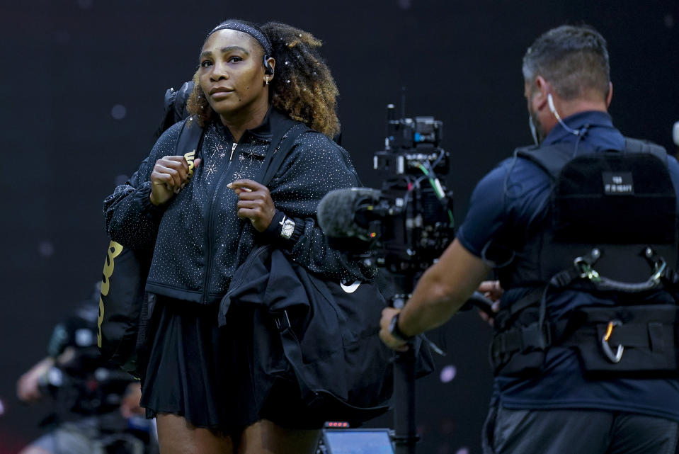 Serena Williams entra la cancha previo al partido contra Anett Kontaveit en la segunda ronda del US Open, el miércoles 31 de agosto de 2022, en Nueva York. (AP Foto/John Minchillo)