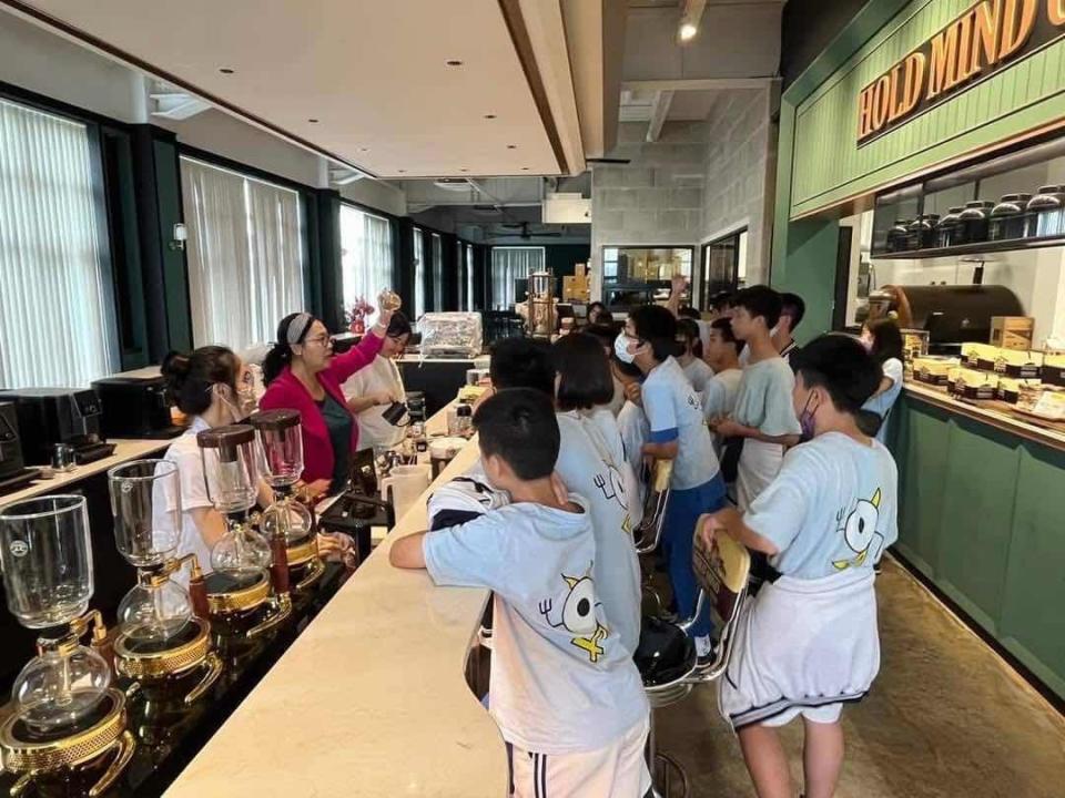 新竹「赫曼咖啡烘焙體驗工廠」提供導覽解說、體驗職人工作並認識咖啡產業，發揮企業的永續影響力。圖：桃竹苗分署提供