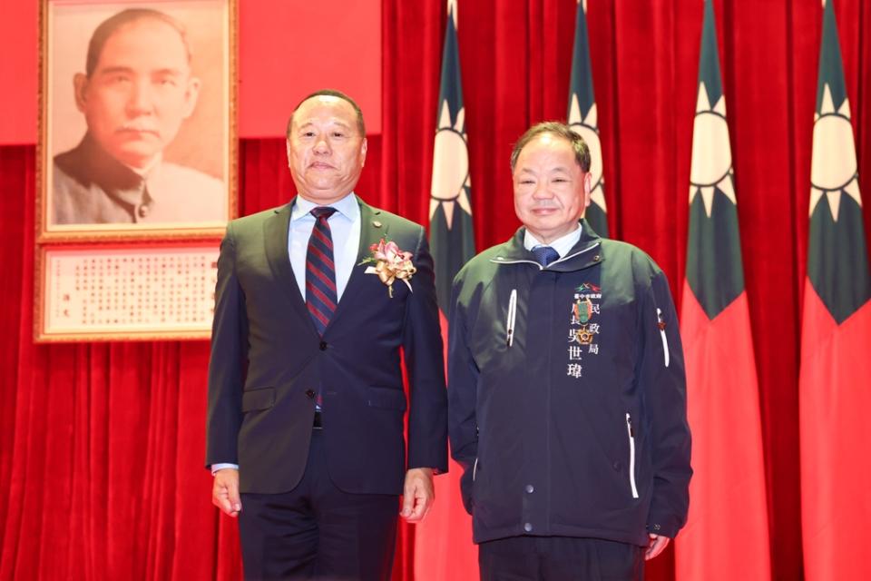 《圖說》 中市民政局長吳世瑋獲國防部頒「一星寶星」獎章。