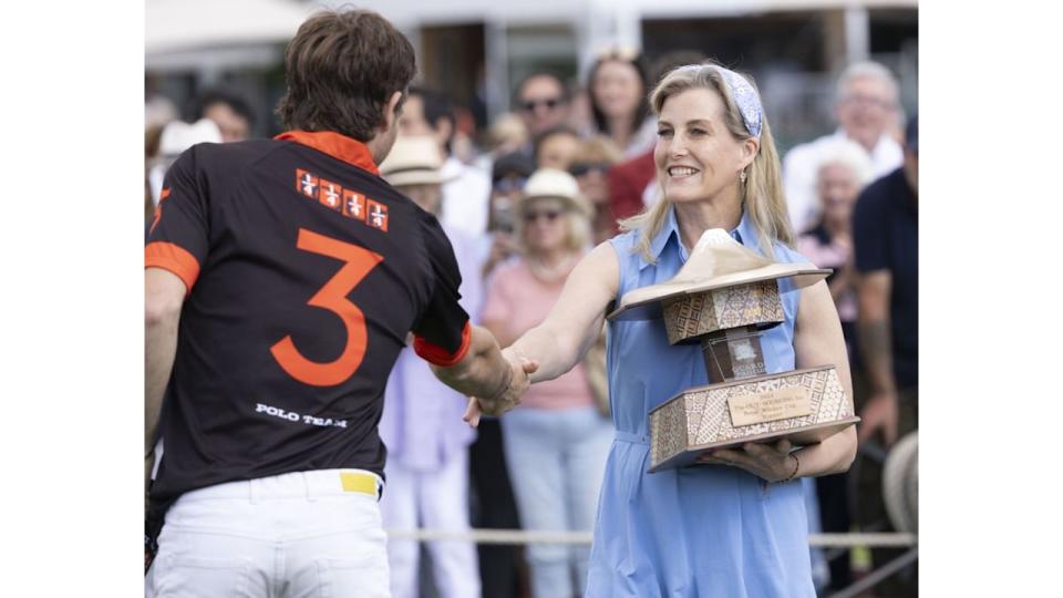 The Duchess of Edinburgh presented the winner's prize