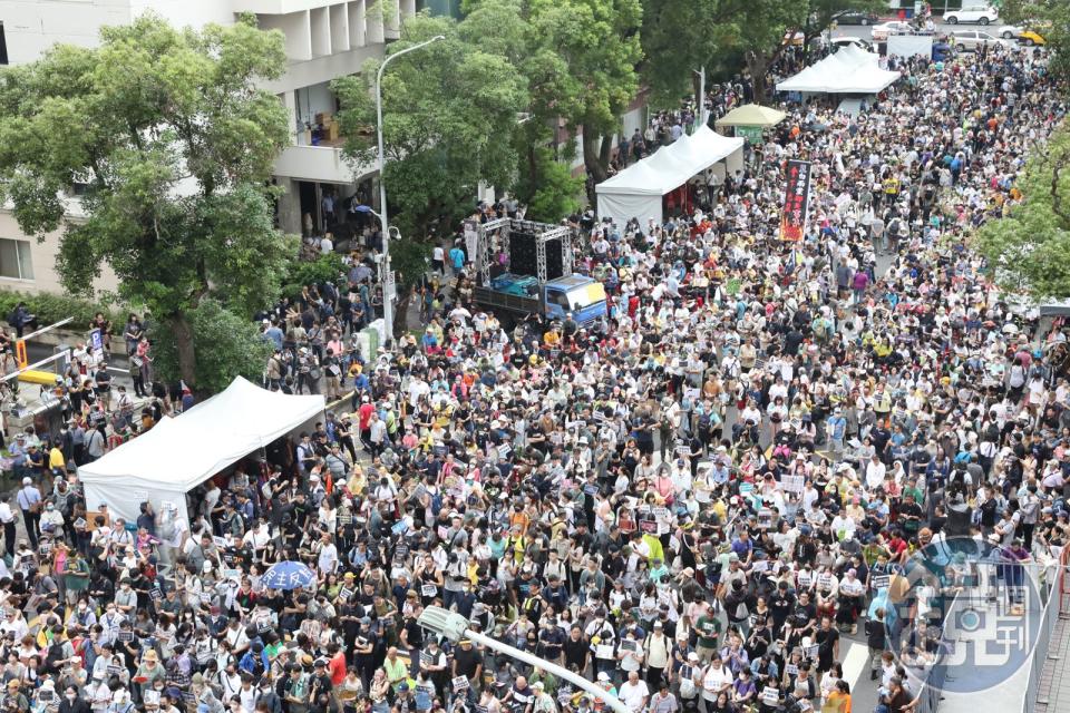 立法院外聚集大量抗議民眾，今日午間已突破萬人。