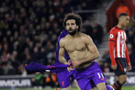 El jugador del Liverpool, Mohamed Salah, celebra tras anotar el segundo gol de su equipo durante el partido de la Liga Premier inglesa contra el Southampton, el viernes 5 de abril de 2019, en Southampton, Inglaterra. (AP Foto/Kirsty Wigglesworth)