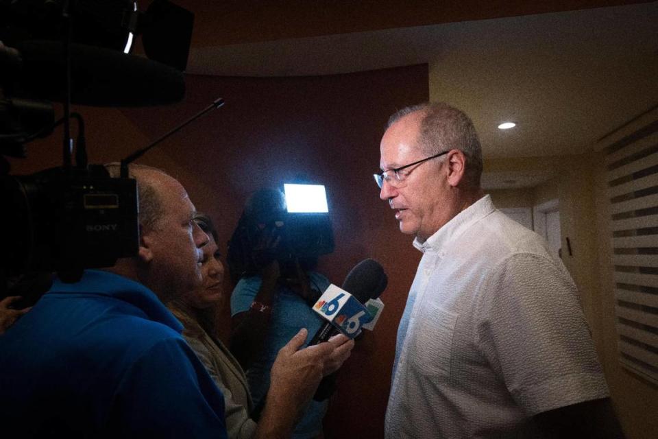 El alcalde saliente, Dan Gelber, habla con la prensa durante la fiesta de observación del nuevo alcalde electo, Steven Meiner, el martes 21 de noviembre de 2023, en casa de un amigo en Miami Beach.