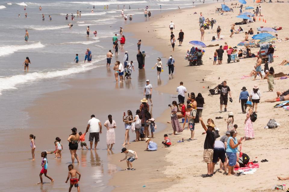 More than 245 million Americans face temperatures of at least 90 degrees over the weekend as a heat wave moves east (EPA)