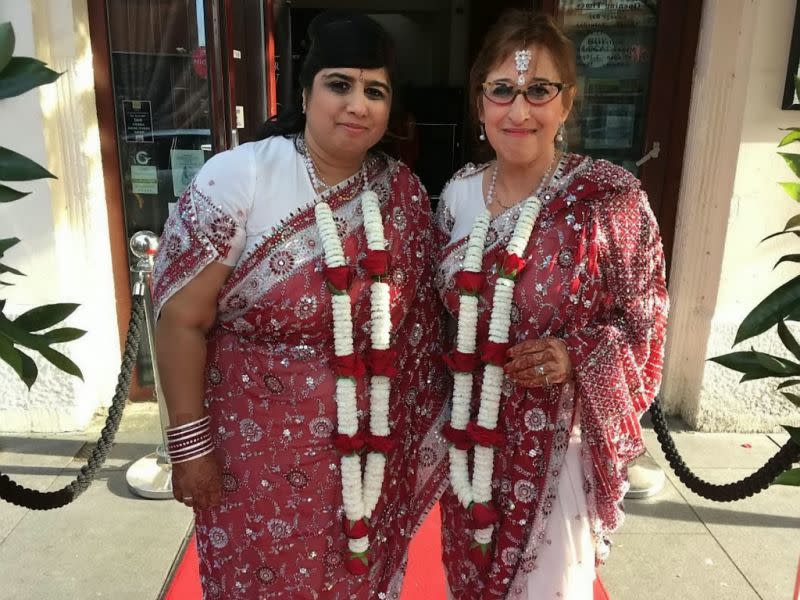 Les deux femmes de milieux religieux différents ont rencontré des difficultés avant de trouver un prêtre disposé à officialiser leur mariage [Photo : SWNS]