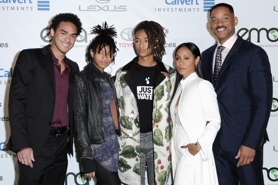 Trey Smith, from left, Willow Smith, Jaden Smith, Jada Pinkett Smith and Will Smith attend the 26th Annual EMA Awards at Warner Bros. Studio on Saturday, Oct. 22, 2016, in Burbank, Calif. (Photo by Richard Shotwell/Invision/AP)