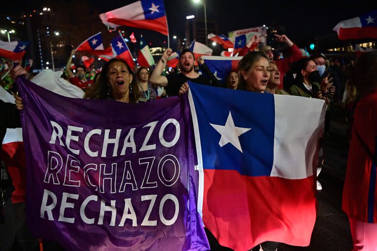 Las personas que rechazan el proyecto de nueva constitución celebran tras conocer los resultados de la votación parcial del referéndum, en Santiago, el 4 de septiembre de 2022. 