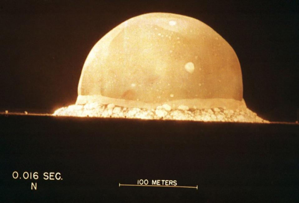 Foto en exhibición en el Museo de Ciencias de Bradbury muestra la primera prueba de bomba atómica el 16 de julio de 1945, a las 5:29:45, en Trinity en Nuevo México, EE.UU.