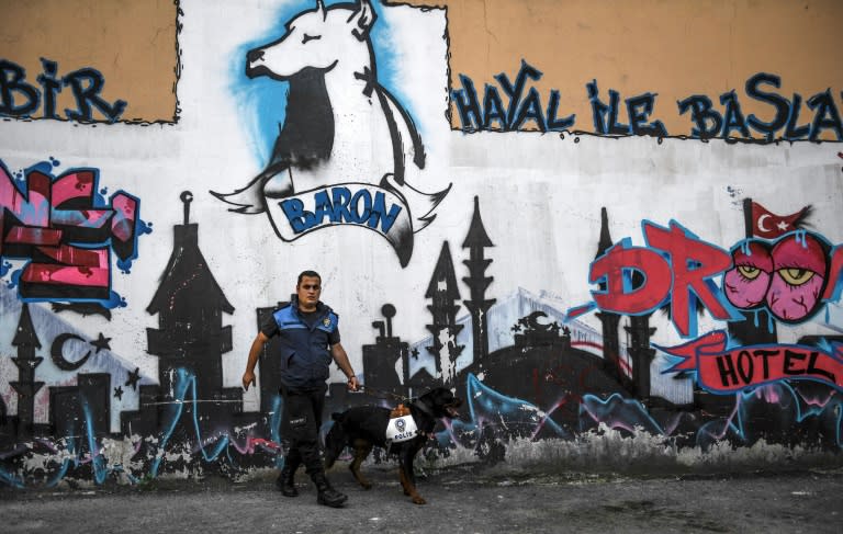 Turkish police prevented activists from holding a Gay Pride parade in Istanbul in defiance of a ban by local authorities