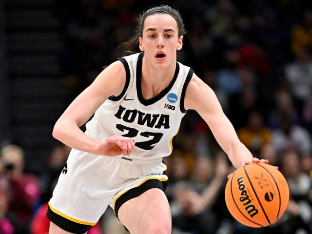 Caitlin Clark breaks NCAA women's basketball all-time scoring record, sets  single-game record as well - Yahoo Sports
