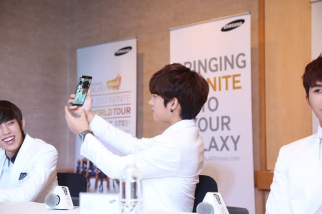 Infinite's Woohyun gives a quick tutorial on how to take a selca. (Photo courtesy of Samsung)