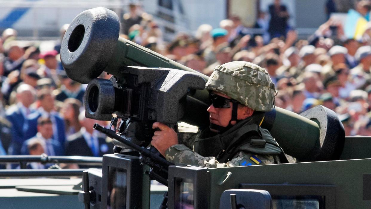 Un soldado ucraniano con un sistema antitanque Javelin.