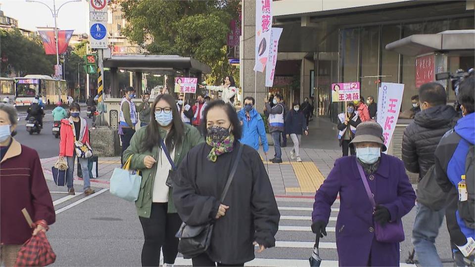 糗！王鴻薇路口拜票被嗆「造謠薇」　兵役延長　吳怡農「這麼說」